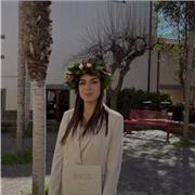 Laureata in lingua e culture straniere (cinese e spagnolo) impartisce lezioni di cinese e altre lingue